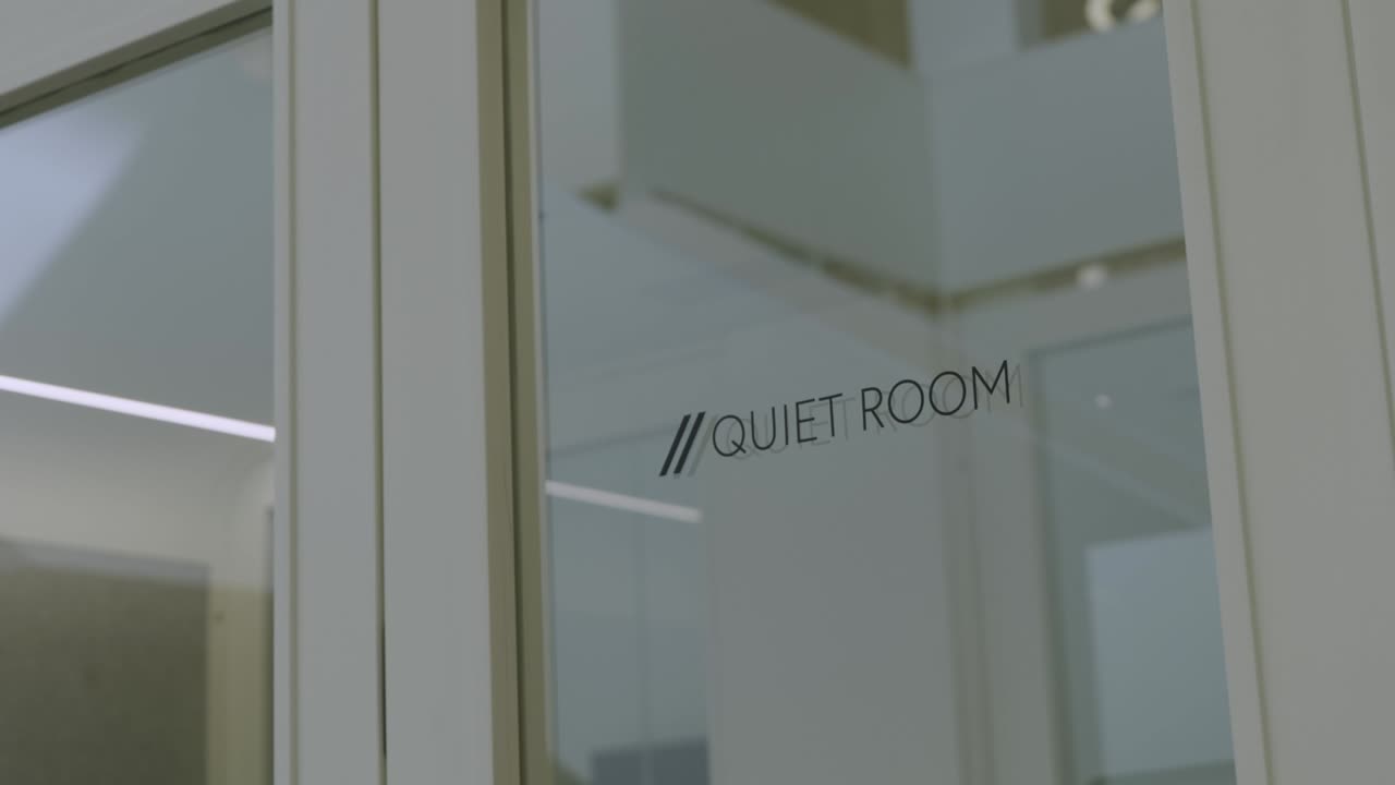 Quiet room door closing in a anti- noise cabine