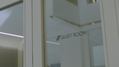 quiet room door closing in a anti- noise cabine