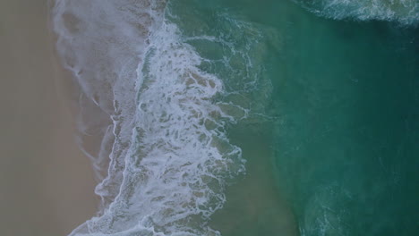 Drone-Disparó-Sobre-La-Playa-De-Bali-Kelingking-Con-Agua-Azul-Y-Grandes-Olas