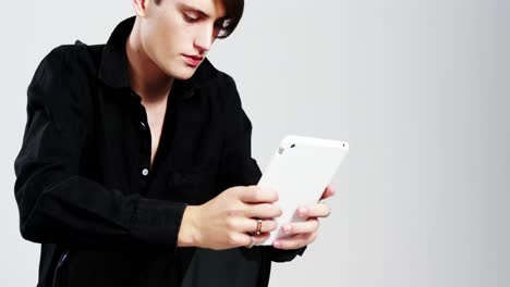 hombre andrógino usando una tableta digital