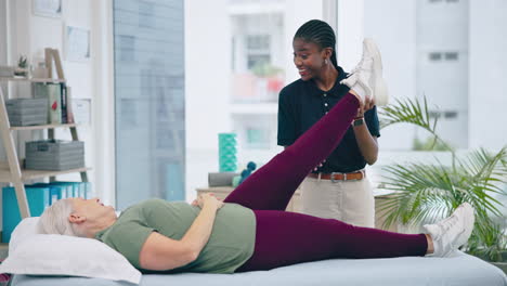 terapia física, piernas y anciana paciente