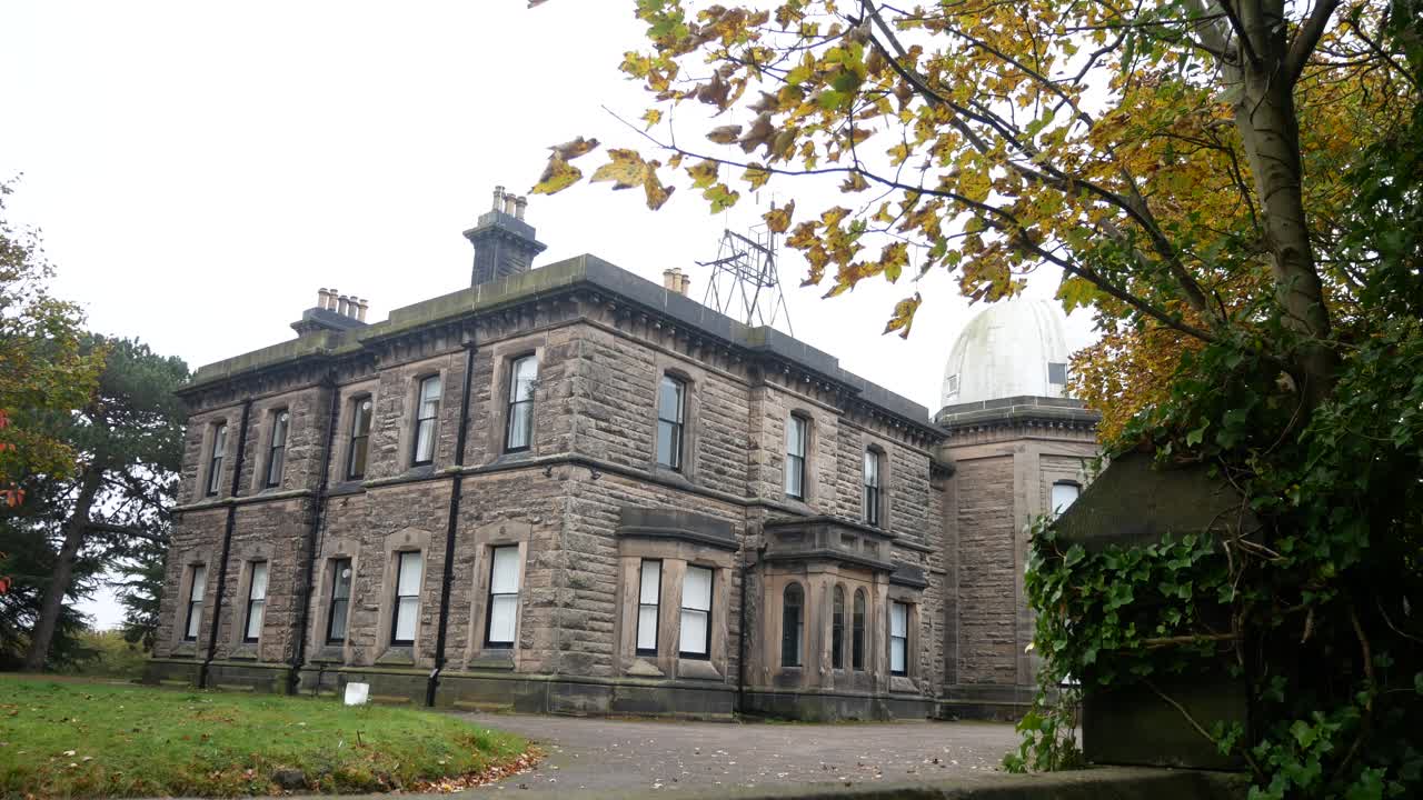 비드 스톤 힐 역사적인 천문 과학적 해양 전망대 건물 버켄 헤드 머지 사이드 돌리 느린 왼쪽