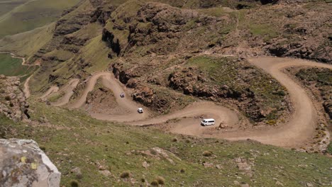 esquinas cerradas en áspero camino de ripio suelto de sani pass a lesotho