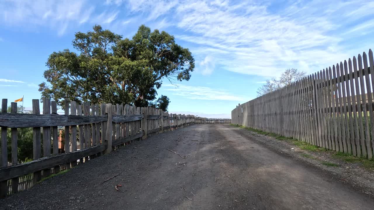 나무 울타리 와 나무  에 있는  도로