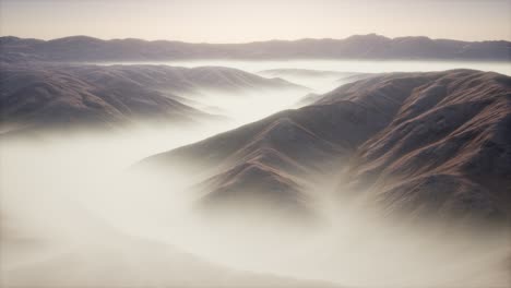 Berglandschaft-Mit-Tiefem-Nebel-Am-Morgen