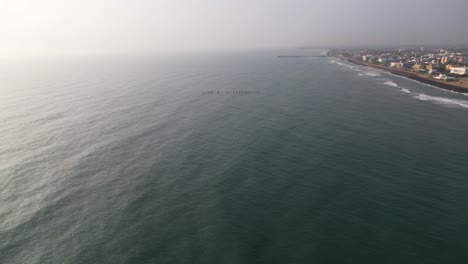 Vídeo-Aéreo-De-La-Orilla-Del-Mar-De-Puducherry-Con-Vista-Cinematográfica-De-La-Bahía-De-Bengala