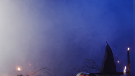 video de calabazas talladas de halloween, velas y humo con espacio de copia sobre fondo púrpura