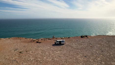 Una-Toma-Panorámica-De-Izquierda-A-Derecha-De-Una-Vista-Increíble-Desde-Lo-Alto-De-Unos-Altos-Acantilados