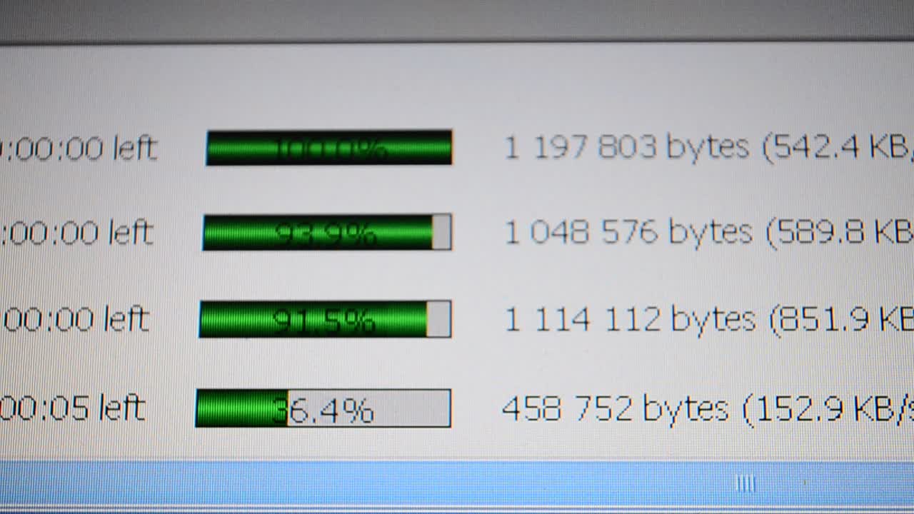 Descargando archivos. El proceso de subir archivos a internet en la pantalla de un ordenador.