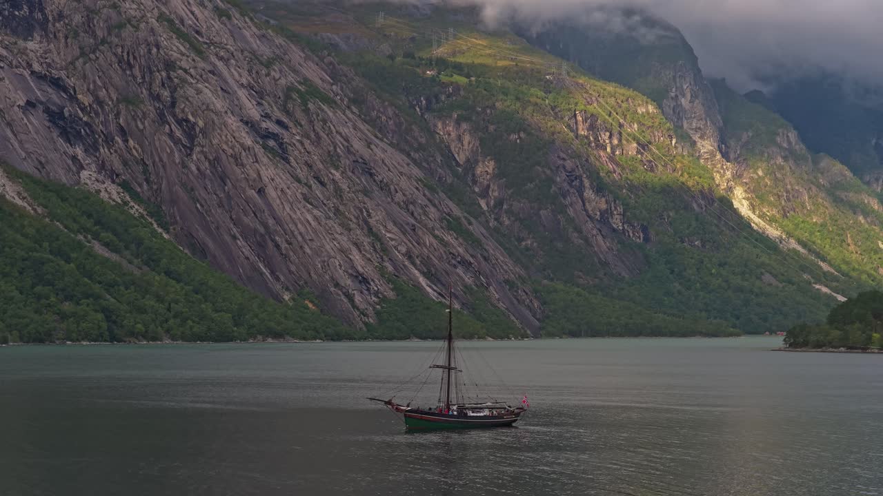 Luftvideo av tresseilbåt som glir gjennom norsk fjord
