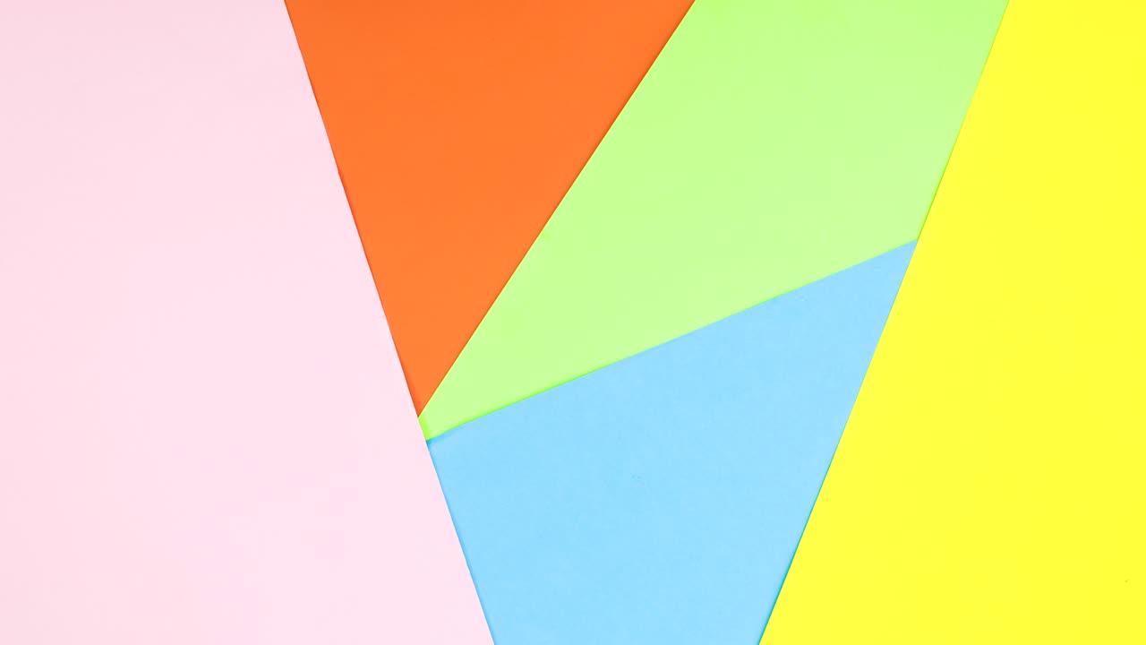 노트북을 열고 다채로운 연필이 다채로운 테마에 나타납니다.