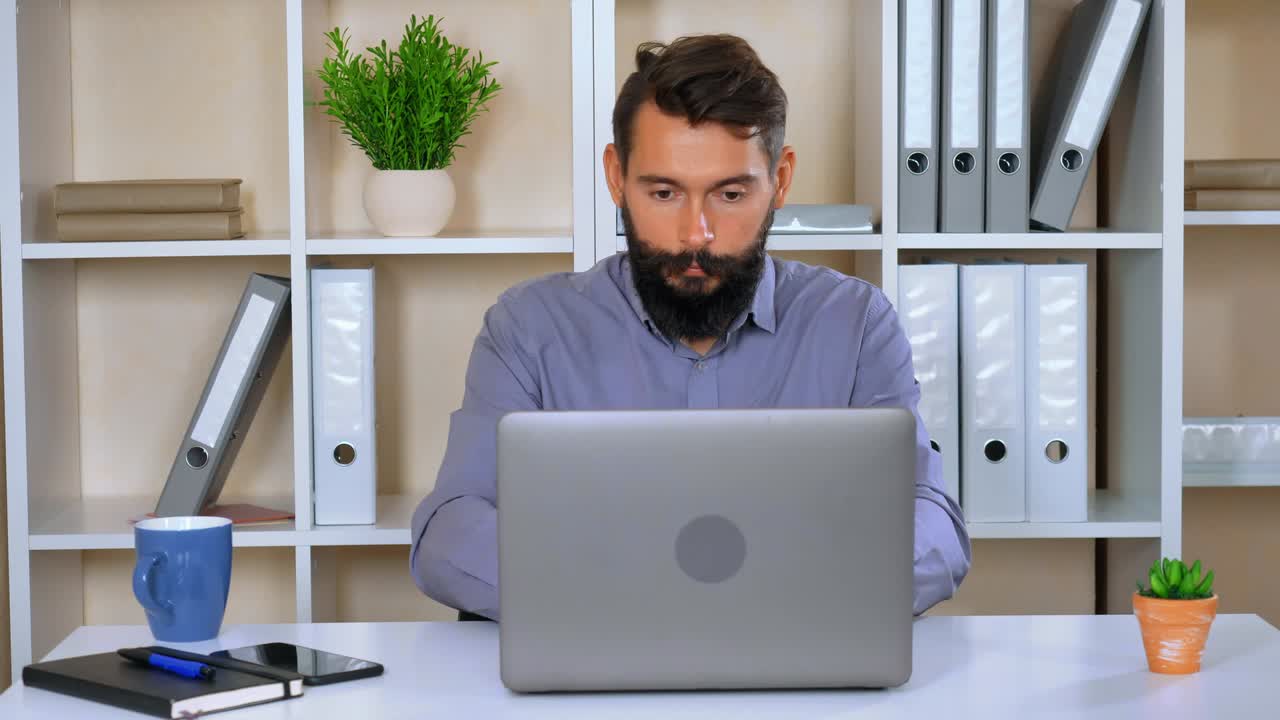 el hombre de negocios barbudo se alegra de ganar.