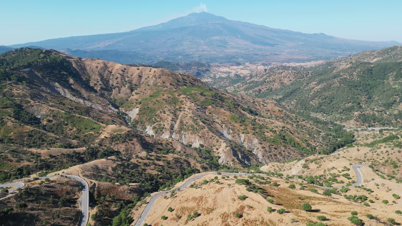 carretera panorámica de sicilia y vista del volcán etna en sicilia, italia - 4k aéreo