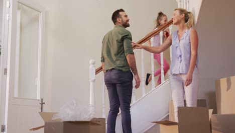 una atractiva pareja caucásica se muda a una casa nueva.