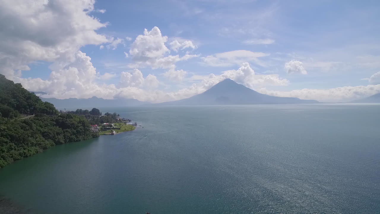 antena sobre el lago amatitlán en guatemala revela el volcán pacaya en la distancia 2
