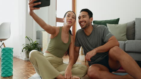 Paar,-Selfie-Und-Kuss-Mit-Fitness