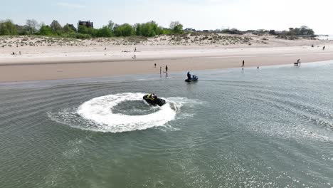 Eine-Luftaufnahme-über-Gravesend-Bay-In-Brooklyn,-New-York,-Während-Ein-Jet-Ski-Fahrer-Den-Schönen-Tag-Genießt