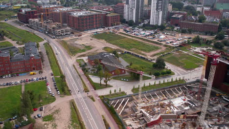 Vista-Aérea-Del-Sitio-De-Construcción-Urbana,-Carreteras-Y-Edificios-Cercanos---Gdansk,-Polonia