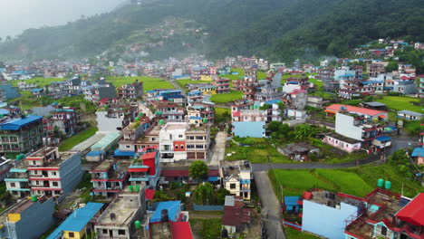 Luftüberführung-Eines-Wohngebiets-In-Der-Stadt-Pokhara-Mit-Bunten-Häusern-An-Einem-Nebligen-Tag-In-Nepal