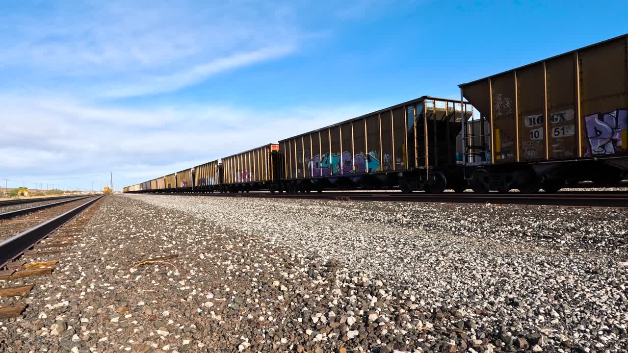 그래피티로 가득 찬 열차 위의 구름의 시간 경과