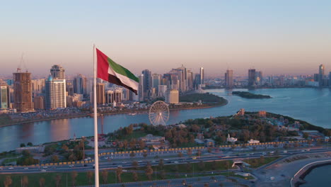 Vista-Aérea-De-La-Bandera-De-Los-Emiratos-Árabes-Unidos,-El-Símbolo-Nacional-De-Los-Emiratos-Árabes-Unidos.