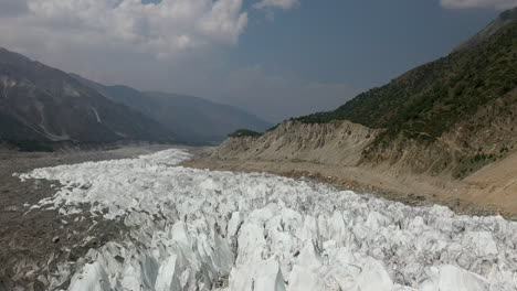 Toma-De-Dron-Del-Glaciar,-Prados-De-Hadas-Pakistán,-Toma-Aérea-Reveladora-Cinematográfica