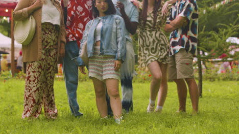 amigos en un festival de música al aire libre