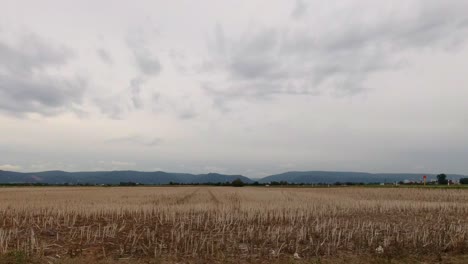 Zeitraffer-In-Der-Nähe-Des-Erntefeldes-Mit-Bergen-Im-Hintergrund-Während-Des-Kalten-Herbsttages,-Deutschland