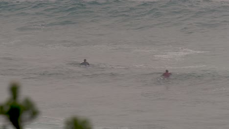 Bodyboarder-Paddeln-In-Wellengang-In-Brandung-Auf-Den-Strandwellen-Der-Zentralen-Küste,-NSW,-Australien-3840x2160-4k