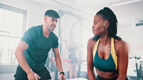 amigos de fitness dando los cinco después de un entrenamiento.