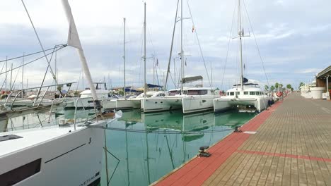 Barco-De-Recreo-En-El-Puerto-De-Denia-Alicante