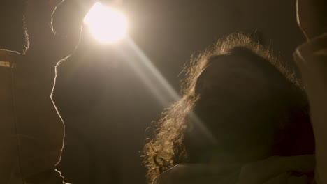 retrato de un hombre vestido con túnicas con cabello largo y barba que representa la figura de jesucristo levantando las manos en oración