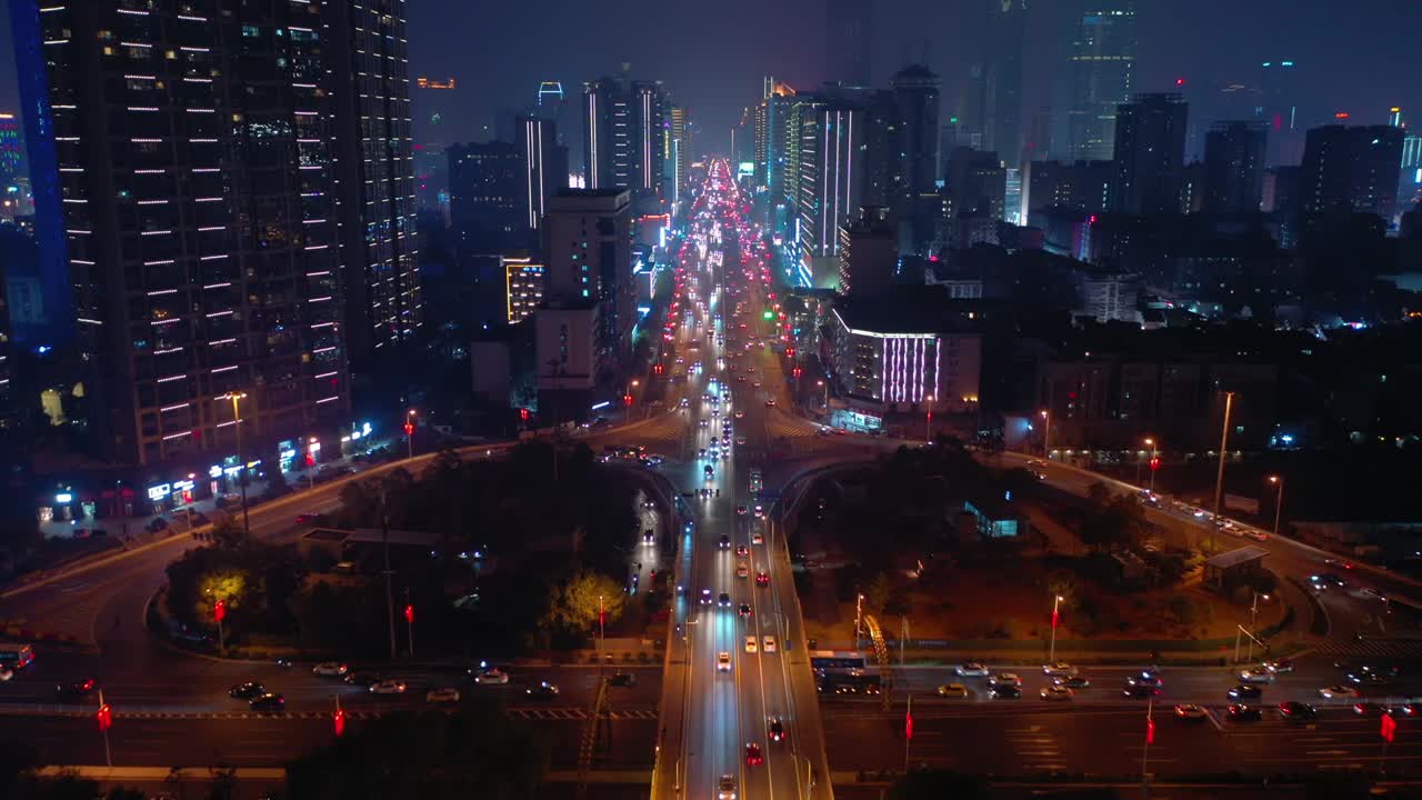 hora nocturna iluminada ciudad de changsha centro del tráfico puente carretera cruce panorama aéreo 4k china