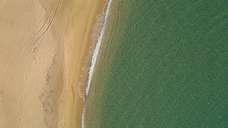 美麗的清水海浪撞擊海岸線,陽光明<unk>的天空從上到下