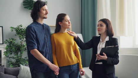 pareja viendo una propiedad con un agente inmobiliario