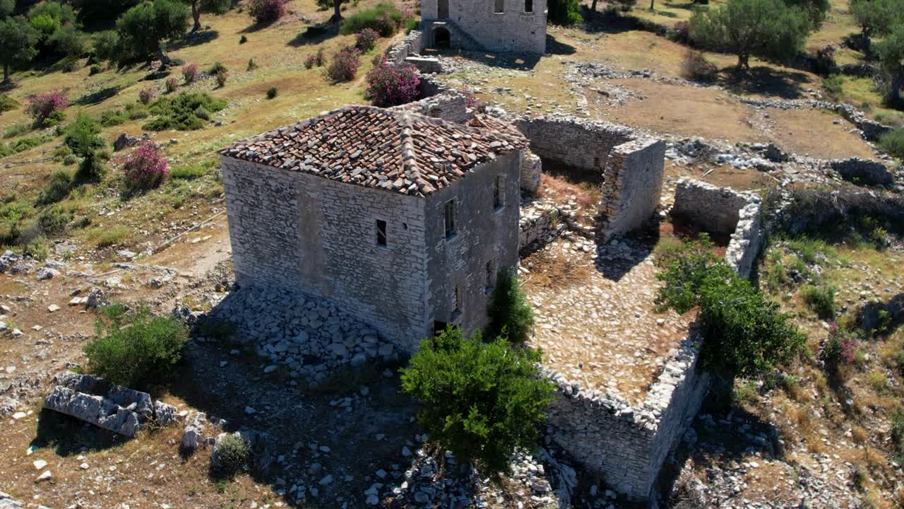 casa abandonada con altas paredes de piedra en una colina rocosa, torre tradicional de albania en los pueblos montañosos de la riviera