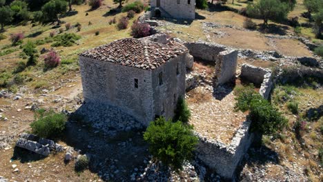 Verlassenes-Haus-Mit-Hohen-Steinmauern-Auf-Einem-Felsigen-Hügel,-Traditioneller-Turm-Von-Albanien-In-Bergdörfern-Der-Riviera