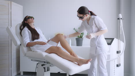 Apply-a-conductor-gel-to-the-legs-for-laser-hair-removal.-Preparation-of-legs-before-laser-hair-removal