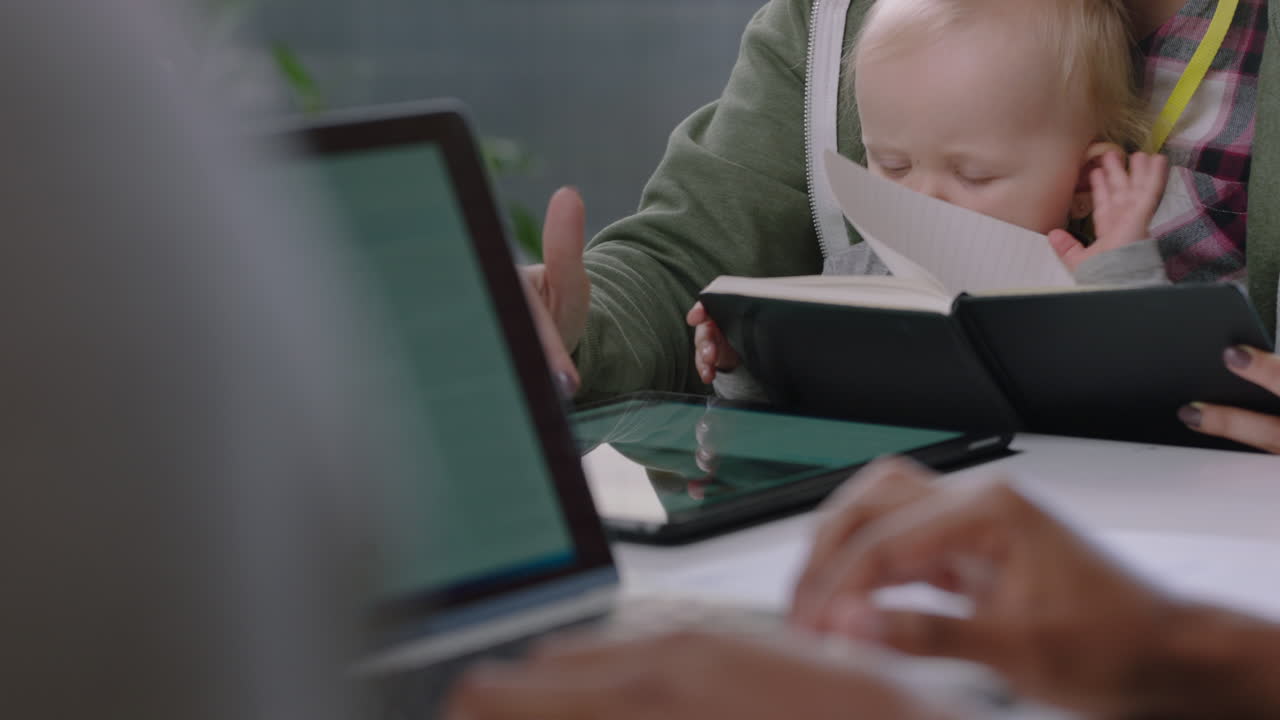 사업가 들 이 만나는 백인 팀 리더 여성 어머니 가 아기 를 안고 동료 들 과 대화 하고 기업 프로젝트 에 대해 논의 하는 현대 사무실 직장 에서 멀티 태스킹