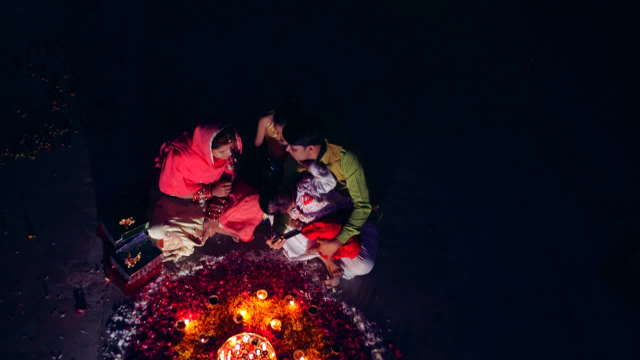 los padres con los niños celebran el festival tradicional indio de diwali