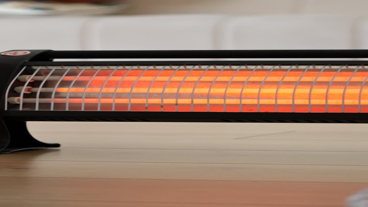 calentador eléctrico en suelo de madera