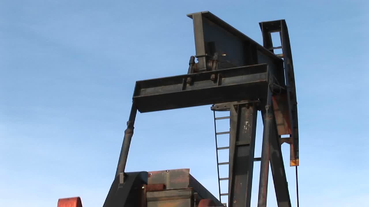 새로운 멕시코 사막 1에서 돌아가는 오일 펌프의 근접 촬영