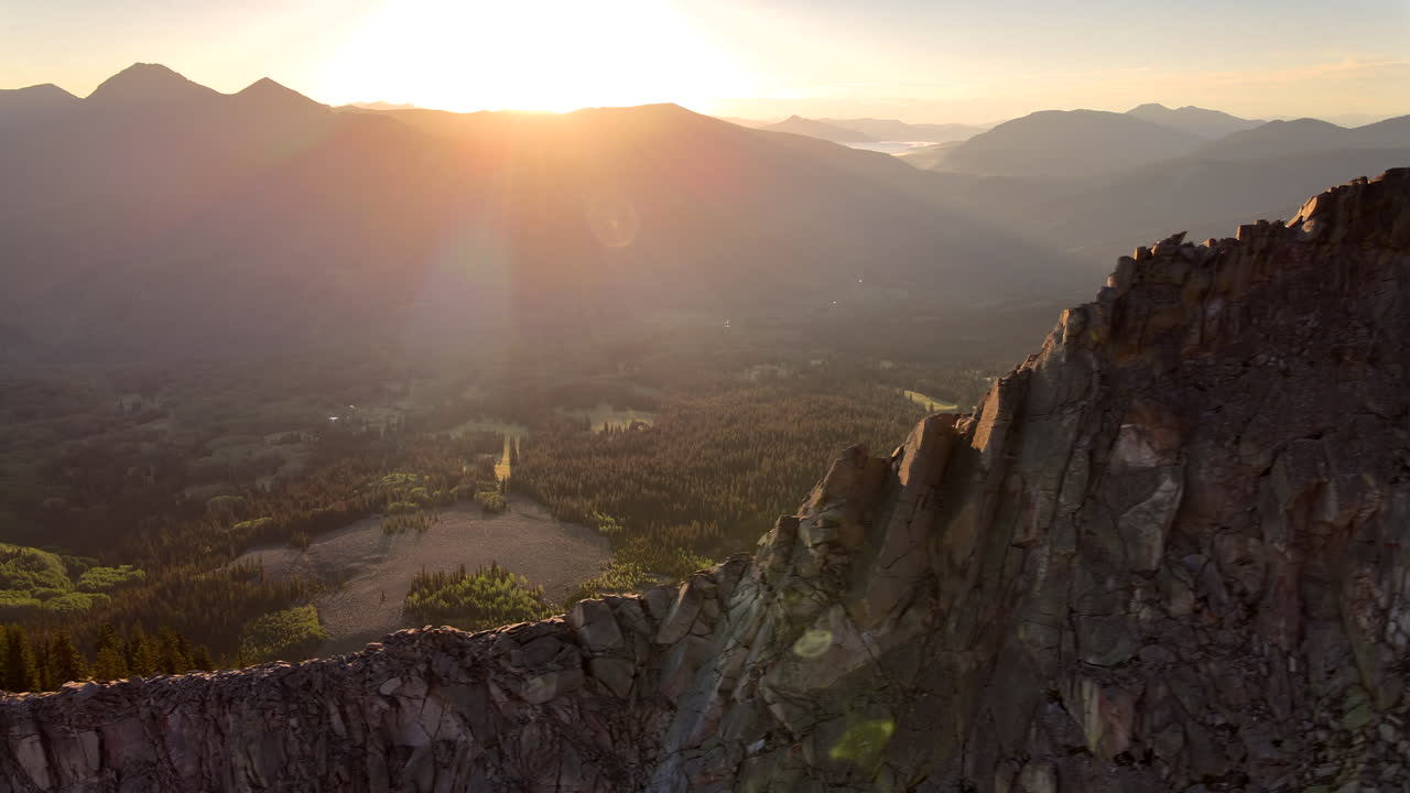 amanecer de drones con pico de rubí y montaña beckwith del este