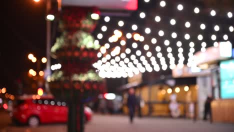 hermoso bokeh reluciente en el fondo oscuro borroso por la noche.