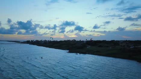 Wunderschöner-Sonnenuntergang-Und-Kitesurfer-Entlang-Der-Küste-Von-Texas