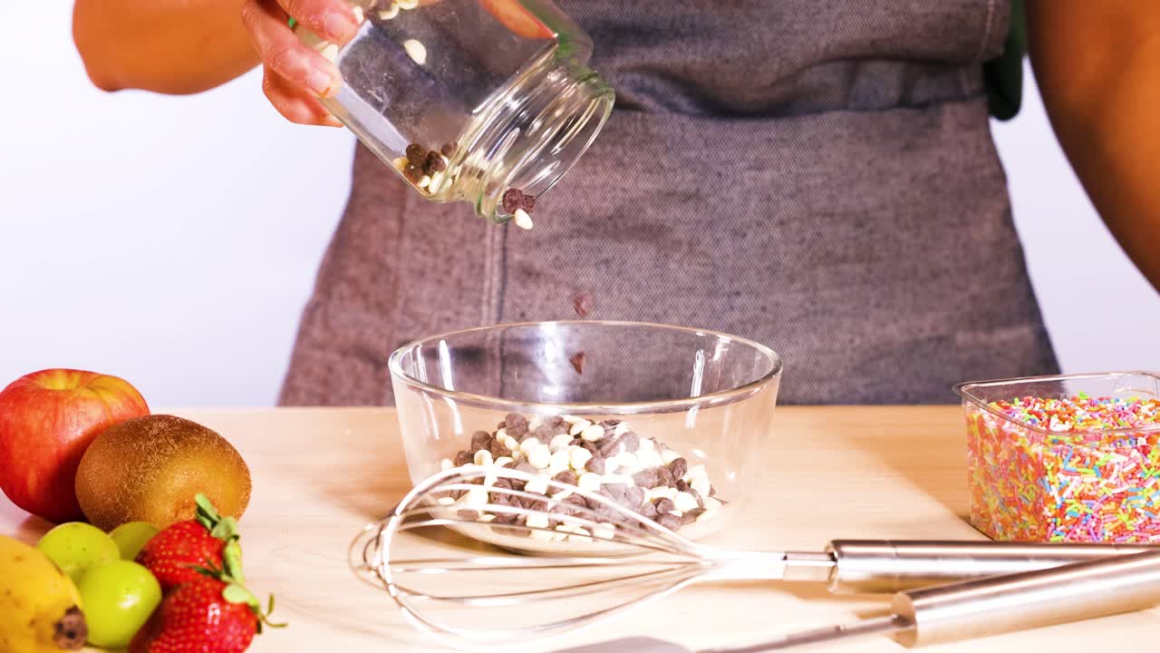 한 사람이 초콜릿 을 는 그에 부어 넣습니다.