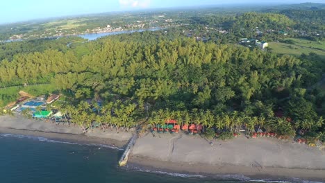 Vista-De-Un-Bonito-Resort-De-Playa-Aislado