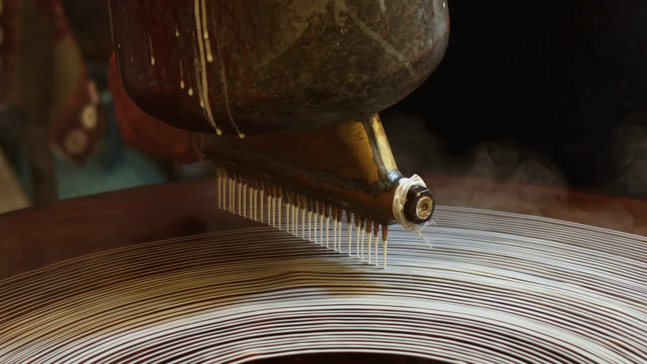 시럽에 구워진 개진 반죽, 어진 견과류로 여