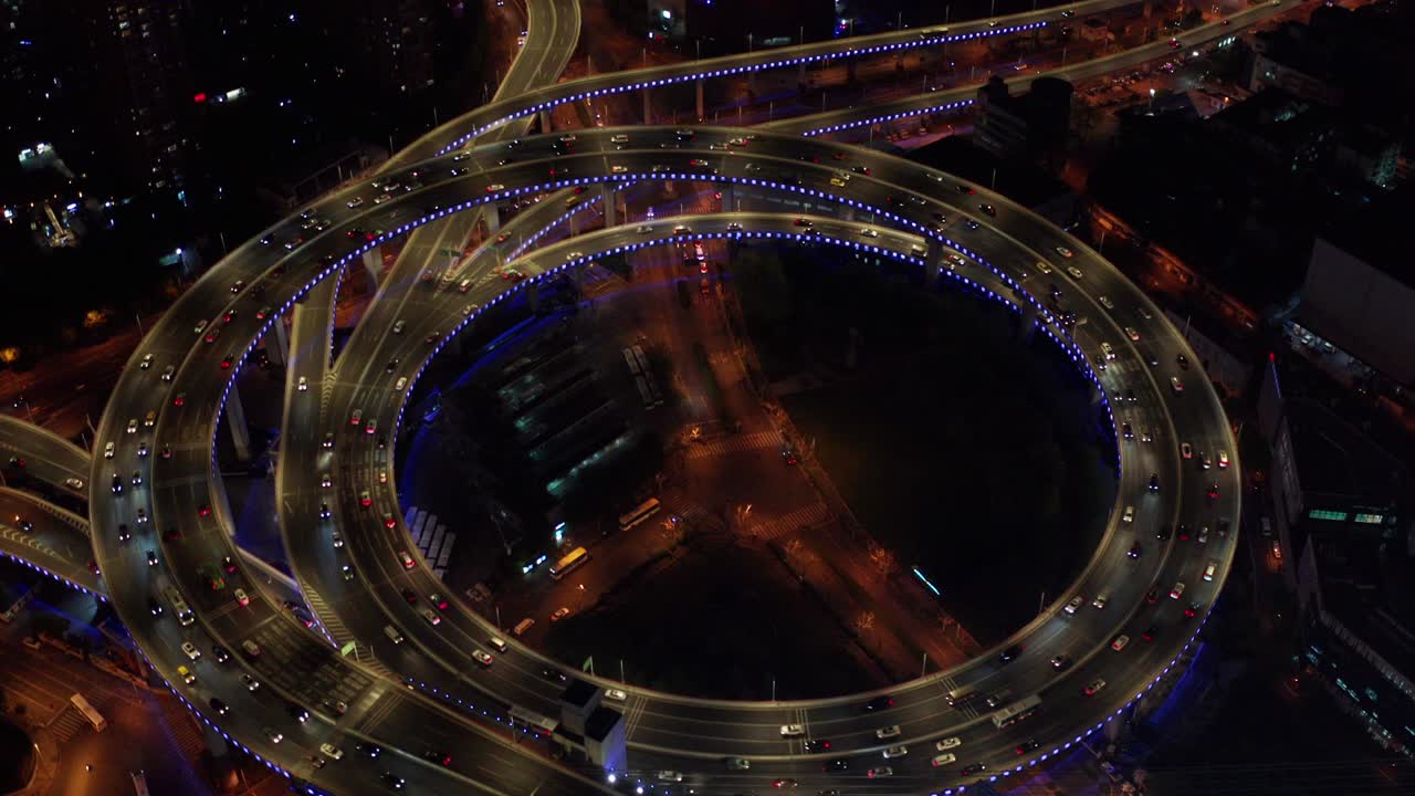 escena de video aéreo del tráfico en el puente de nanpu spiral road noche hora de la puesta del sol con transporte en tierra concepto, shanghai, china en video 4k