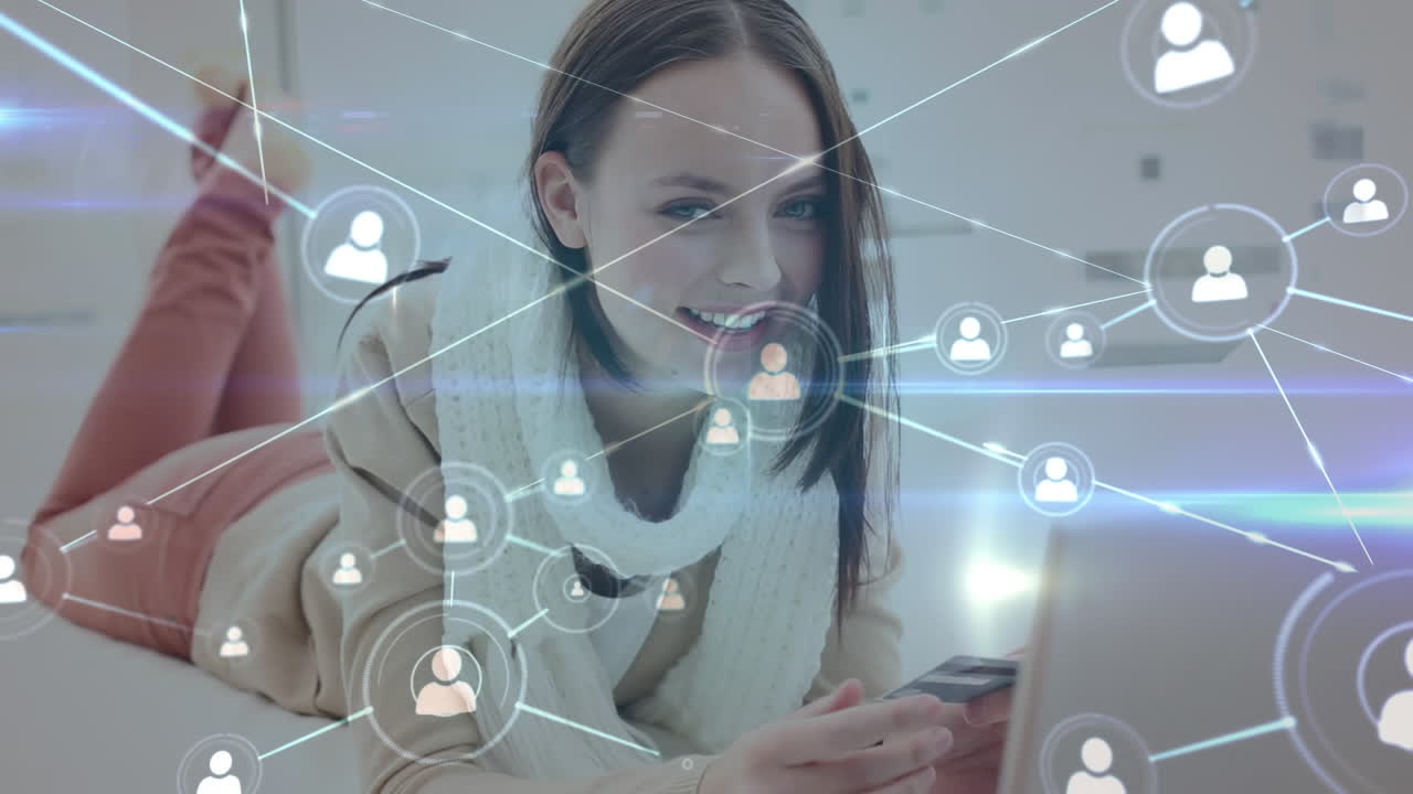 mujer caucásica en distanciamiento social comprando en línea en casa